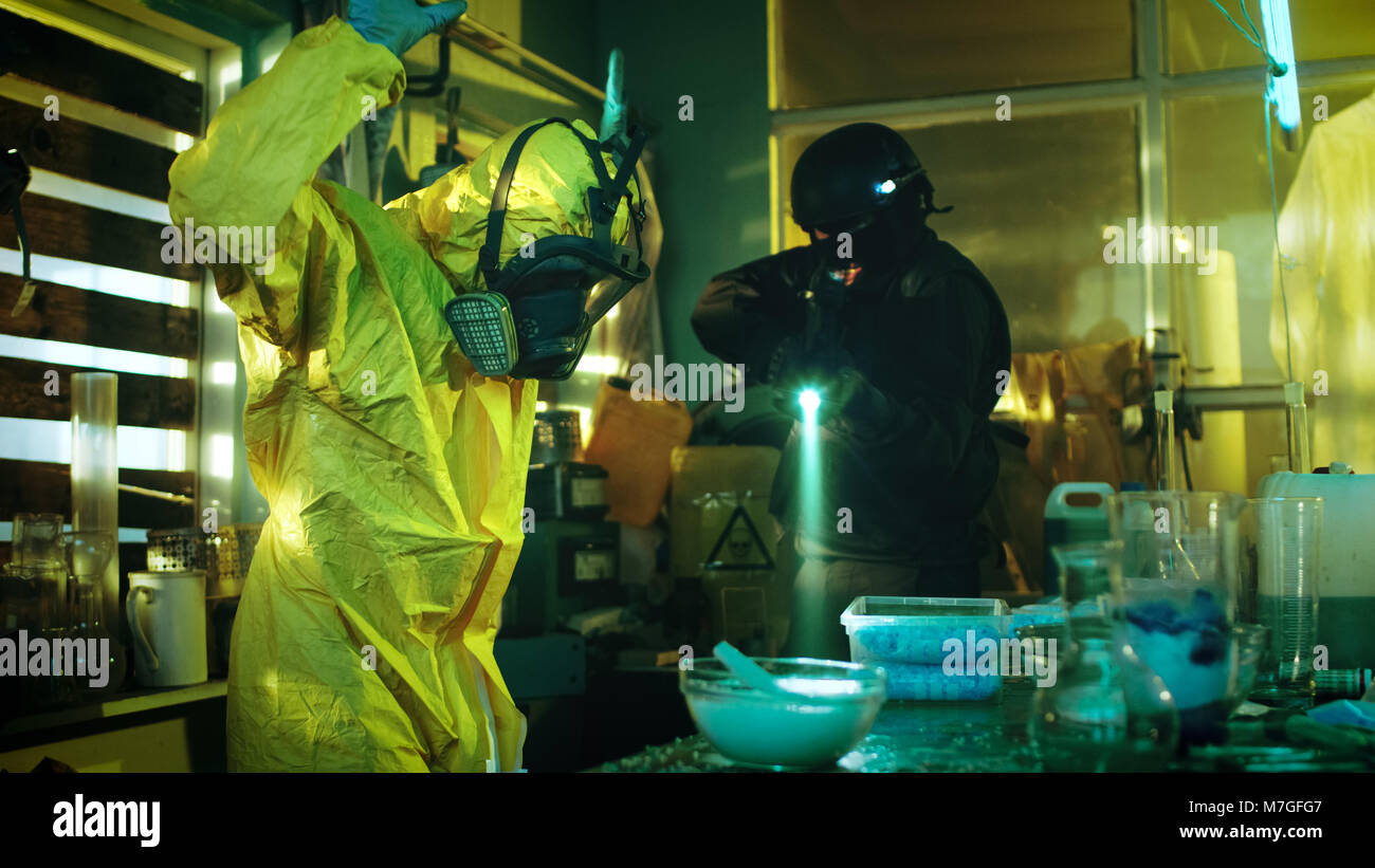 Voll Bewaffneten spezielle Anti-Narcotics Task Forces Soldat Verhaftungen Illegale Chemiker in der Droge, die unterirdischen Labor. Chemiker wirft die Hände. Stockfoto