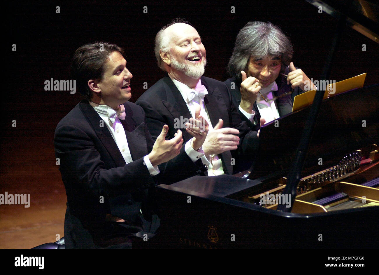 Boston Pops Leiter Keith Lockhart (links), John Williams (Mitte) und Seji Ozawa (rechts) gemeinsam an der Boston Pops an der Boston Symphony Hall in Boston, MA USA Foto Bill belknap Okt 2000 Stockfoto