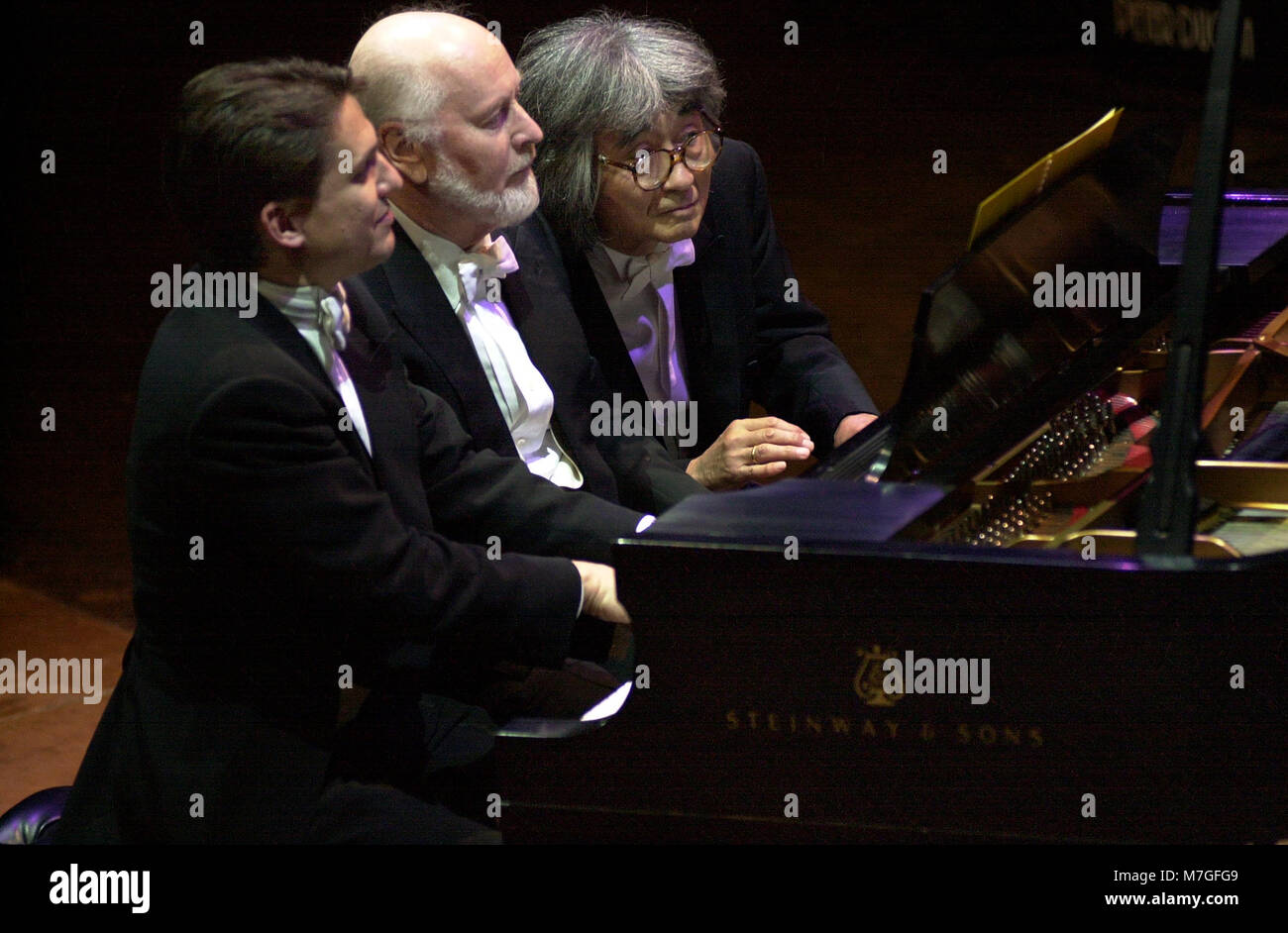 Boston Pops Leiter Keith Lochart (links), John Williams (Mitte) und Seji Ozawa (rechts) gemeinsam an der Boston Pops an der Boston Symphony Hall in Boston, MA USA Foto Bill belknap Okt 2000 Stockfoto