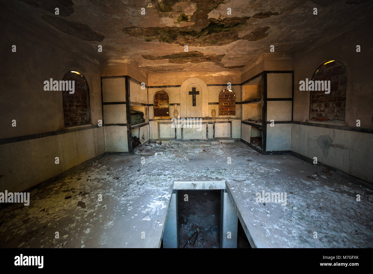 Innenraum eines baufälligen Mausoleum am Cementerio Colón, Havanna, Kuba Stockfoto