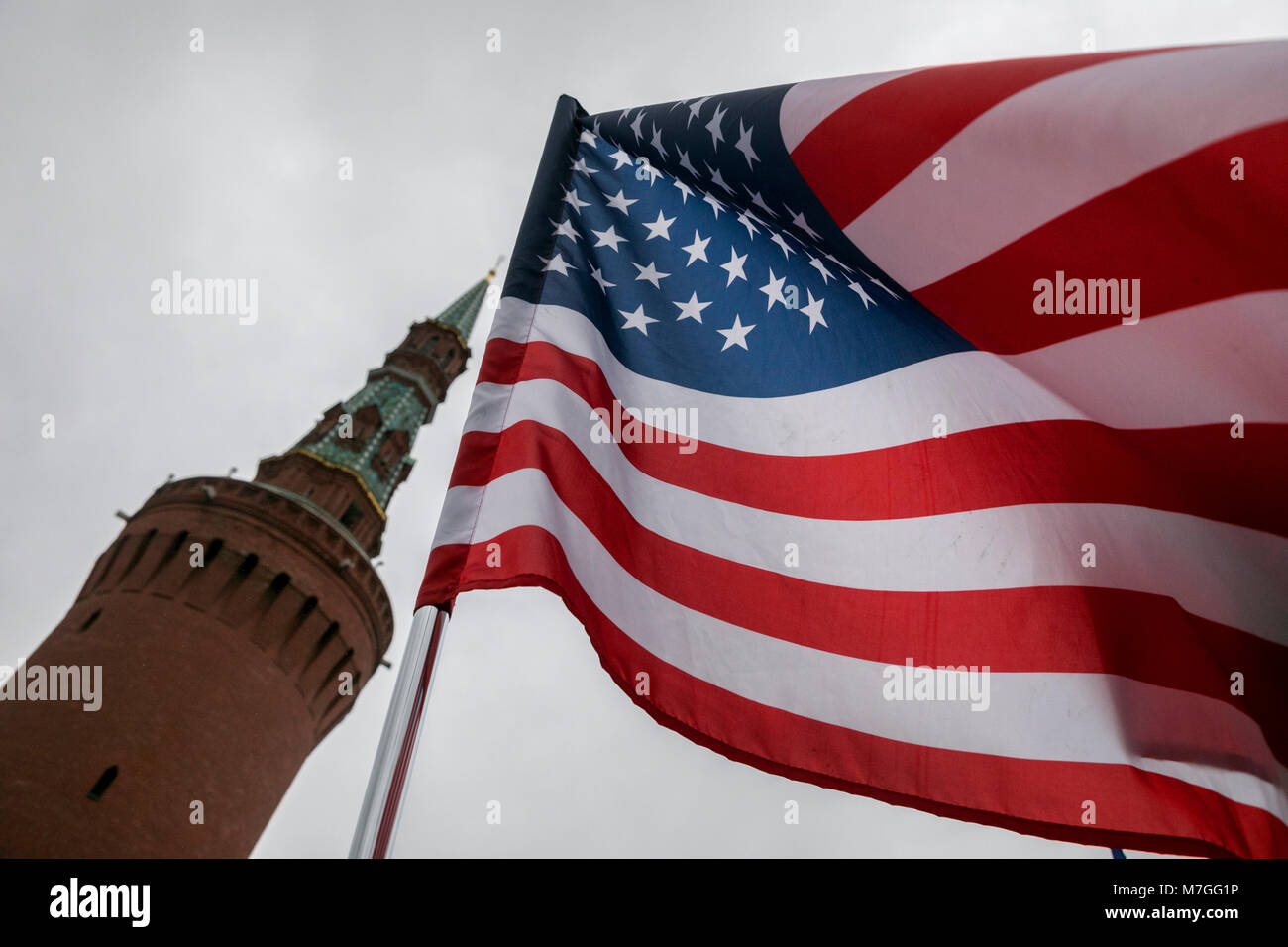 Flagge der USA vor dem Hintergrund der Beklemishev Turm der Moskauer Kreml, Russland Stockfoto