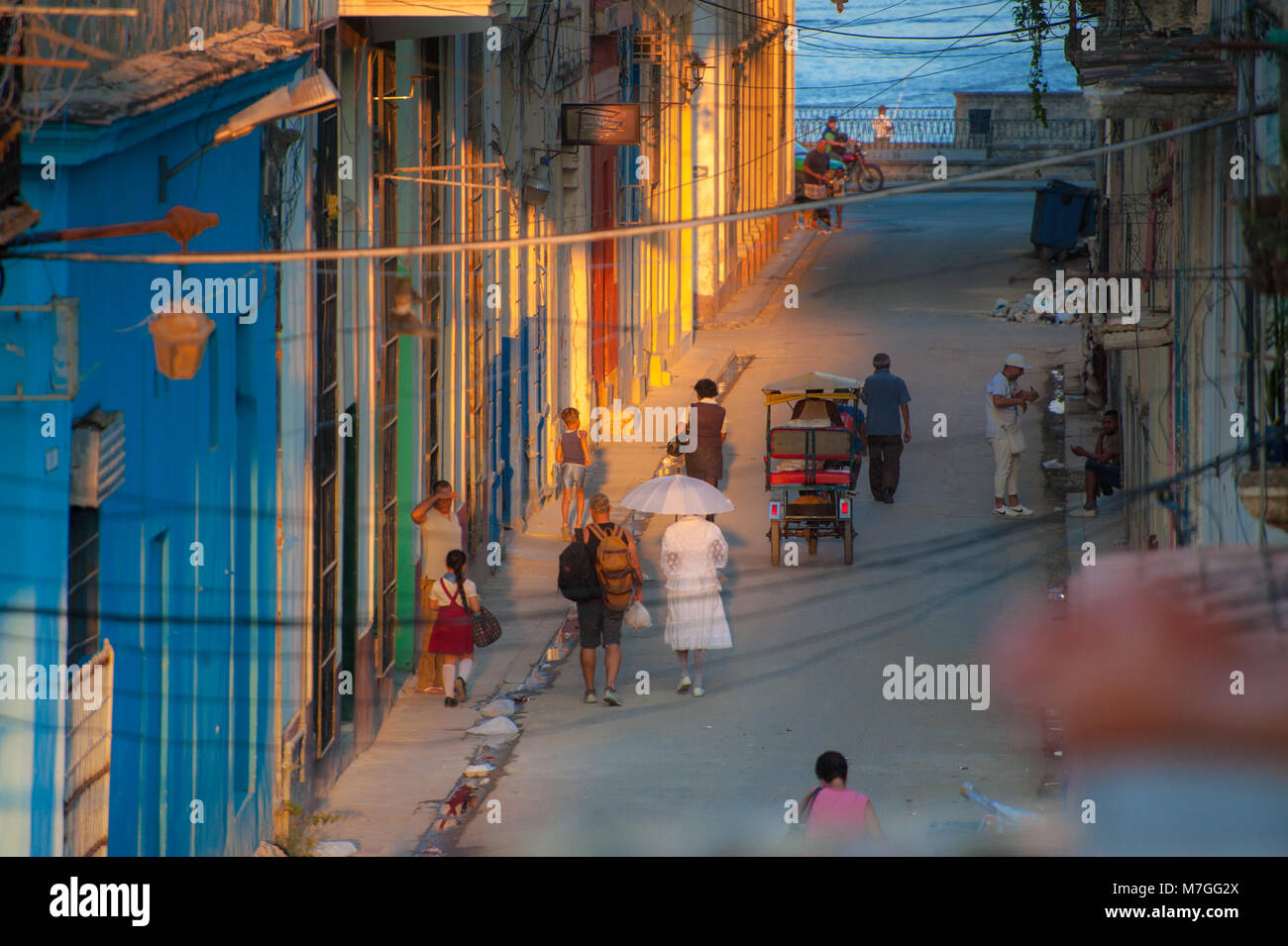Fußgänger zu Fuß in einer bunten Straße in der Altstadt von Havanna, Kuba, vom Balkon aus gesehen Stockfoto