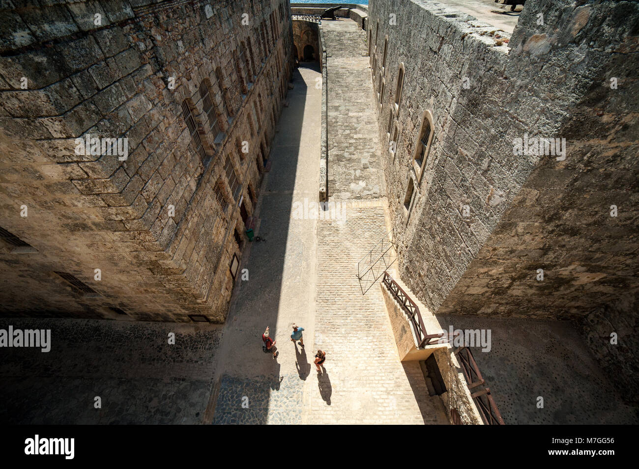 Touristen Spaziergang durch die El Morro Castle in Havanna, Kuba Stockfoto