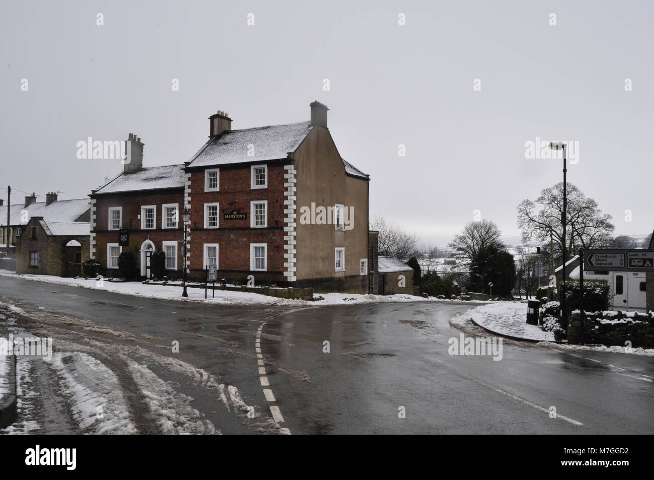 Frühling Schnee am Longnor Staffordshire Peak District DE Stockfoto