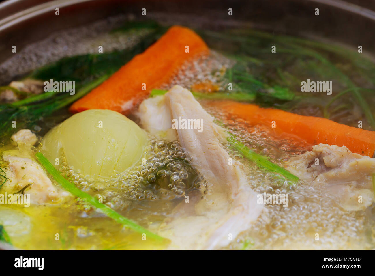 Die Suppe wird in einem großen Topf in der Küche im Restaurant zubereitete Hühnerbrühe kochen. Stockfoto