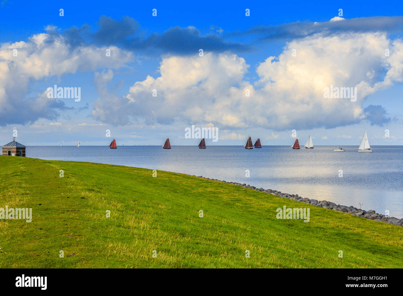 Skegrace mit traditionellen friesischen segeln Schiffe mit dem Namen skutsjes auf dem IJsselmeer in Hindeloopen Stockfoto