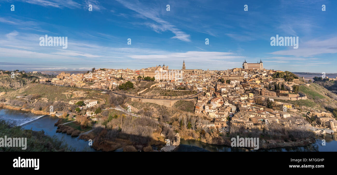 Toledo Skyline, der Kathedrale, Alcazar und die (Tajo) Tejo rund um die Stadt. UNESCO-Weltkulturerbe. Stockfoto