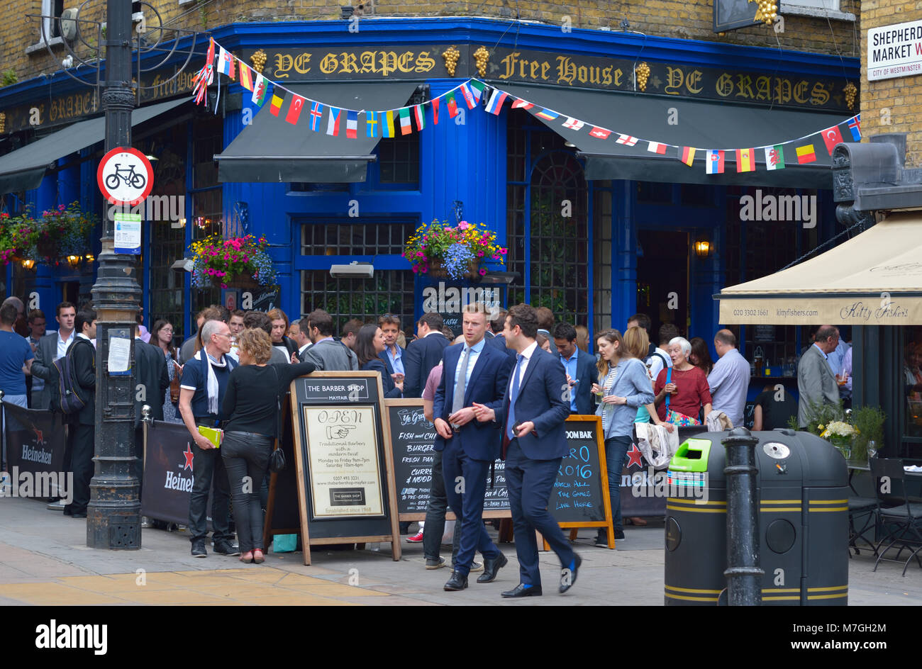 Formal gekleidete Mitarbeiter, die nach der Arbeit Getränke genießen, London UK Stockfoto