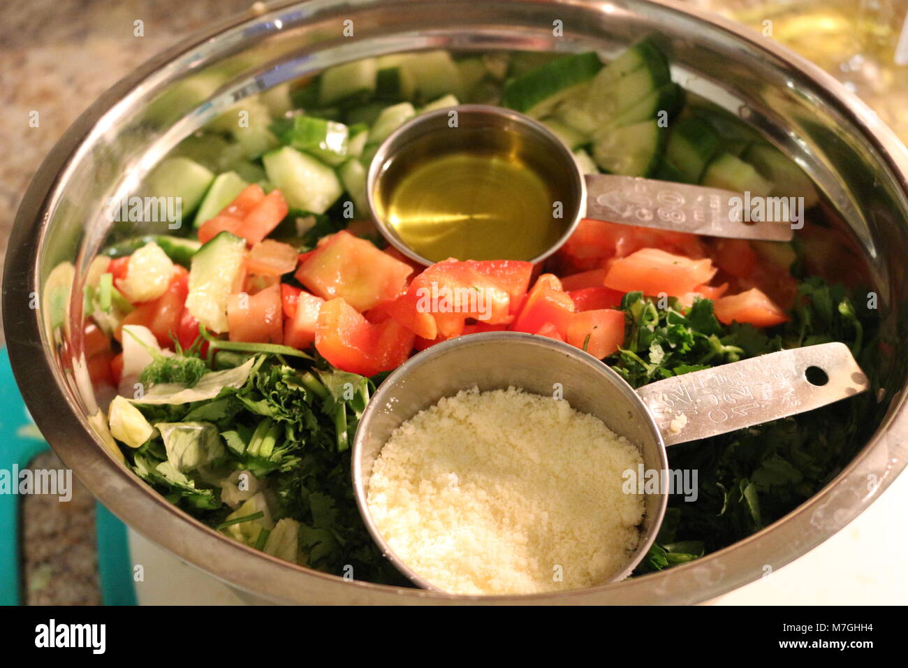 Öl und Salat. Olivenöl macht eine gesunde Alternative gekauft Dressings zu speichern. Stockfoto