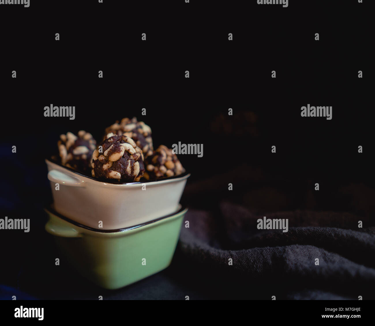 Schokolade Reis Blätterteig Bälle/Cookies in einen dunklen Hintergrund Stockfoto