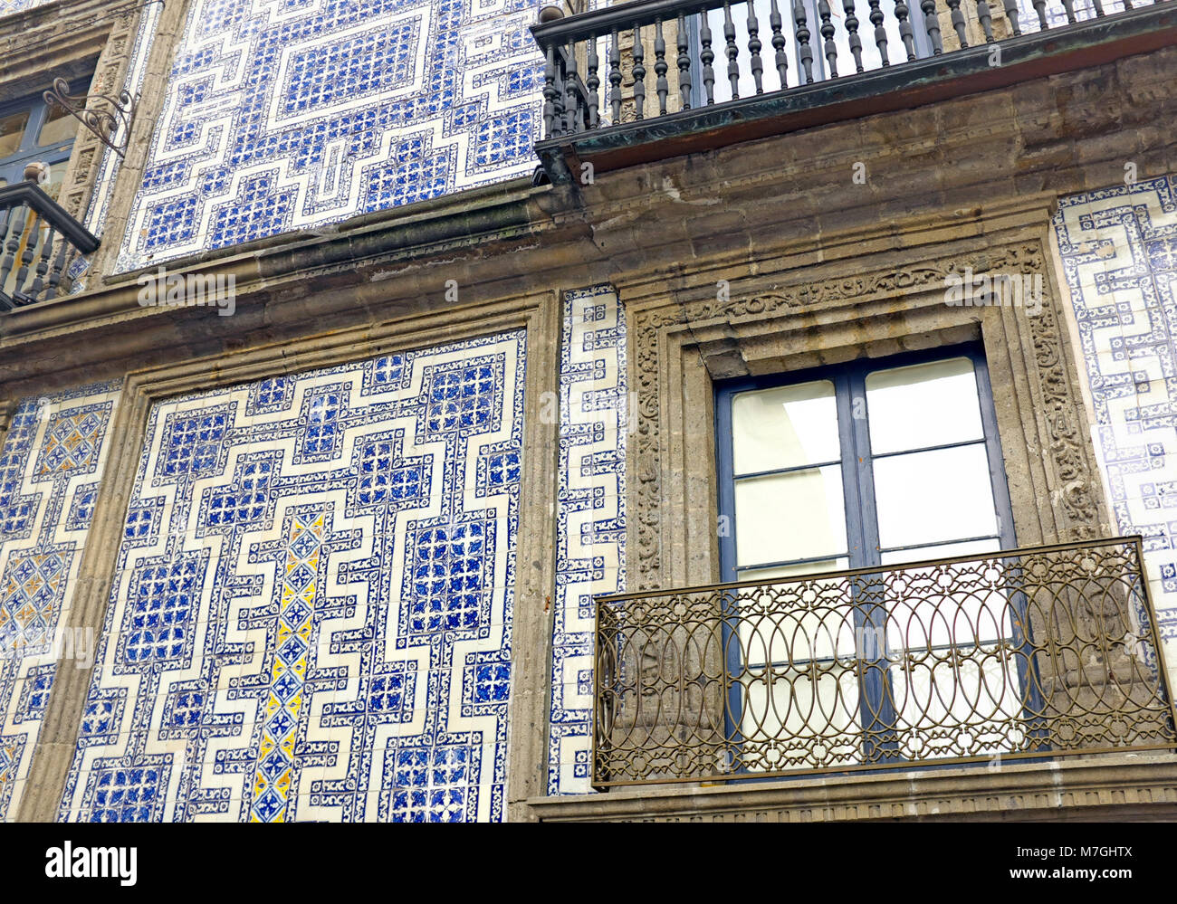 Äußere des Hauses von Fliesen Gebäude, die in blauen und weißen Puebla Fliesen bedeckt ist und im historischen Zentrum von Mexico City, Mexiko. Stockfoto