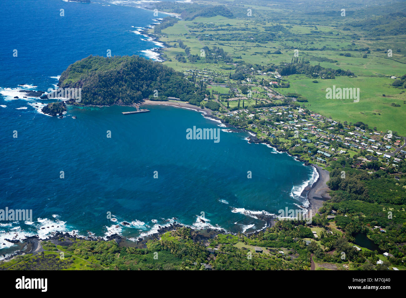 Hana-Bucht an der nordöstlichen Küste von Maui und die Stadt Hana, Maui, Hawaii. Stockfoto