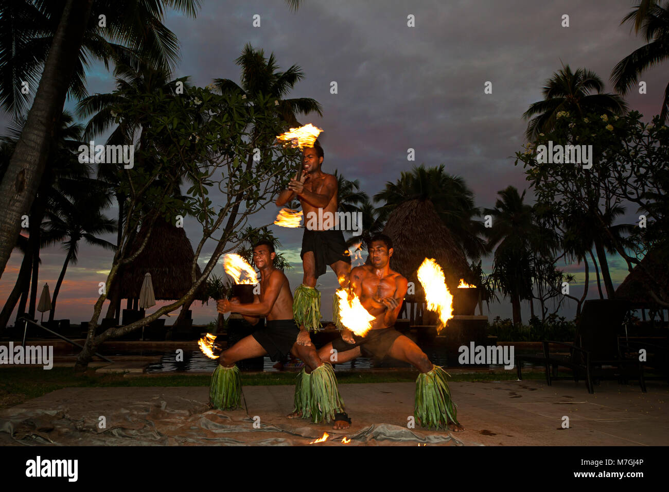 Sonnenuntergang Feuertänzer im Westin Denarau Island Resort & Spa, Fiji. Stockfoto