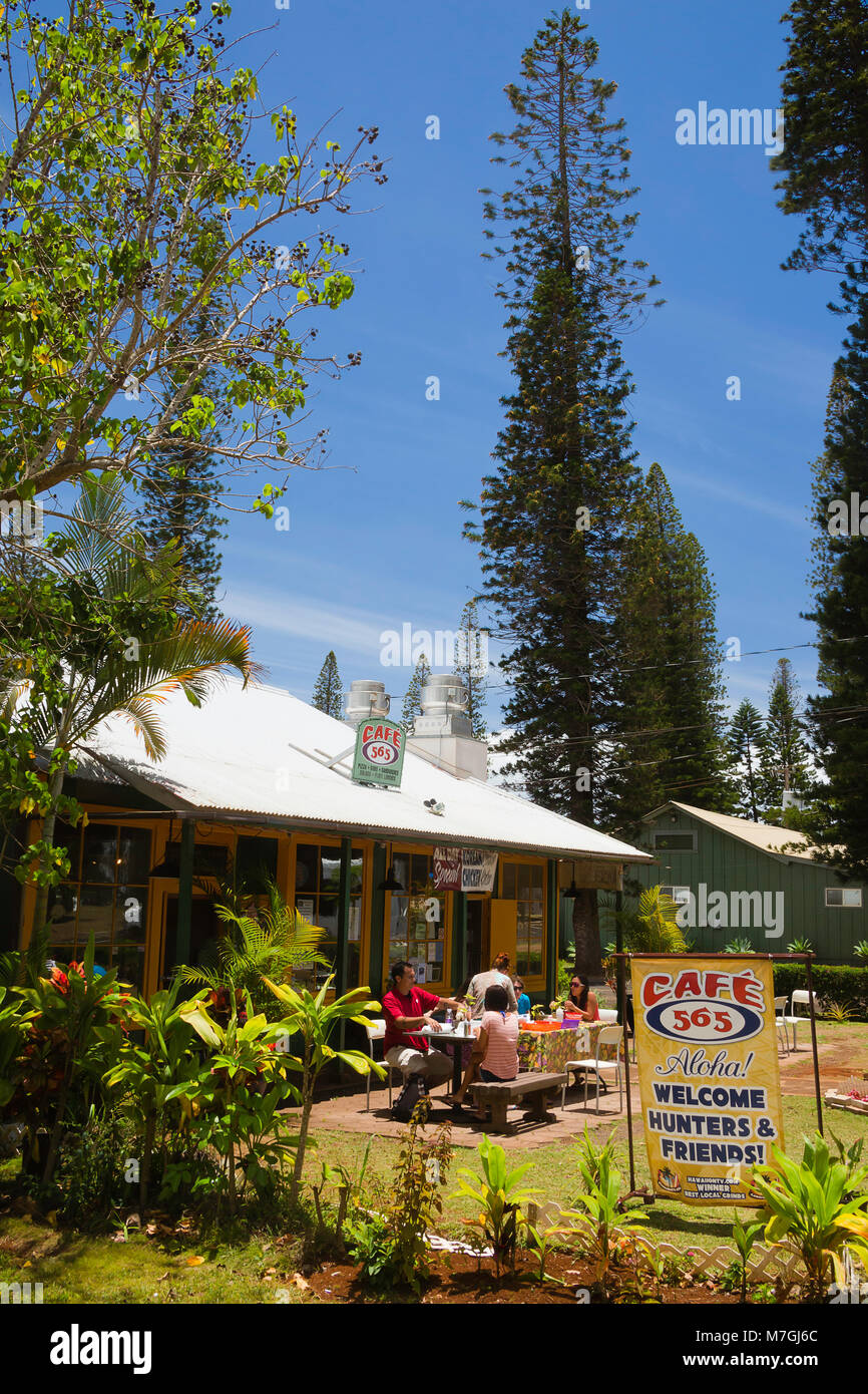 Café 565 ist ein schönes Lokal in der Stadt von Lanai City auf der Insel Lanai, Hawaii. Jeder, der auf dem Foto ist das Modell freigegeben. Stockfoto