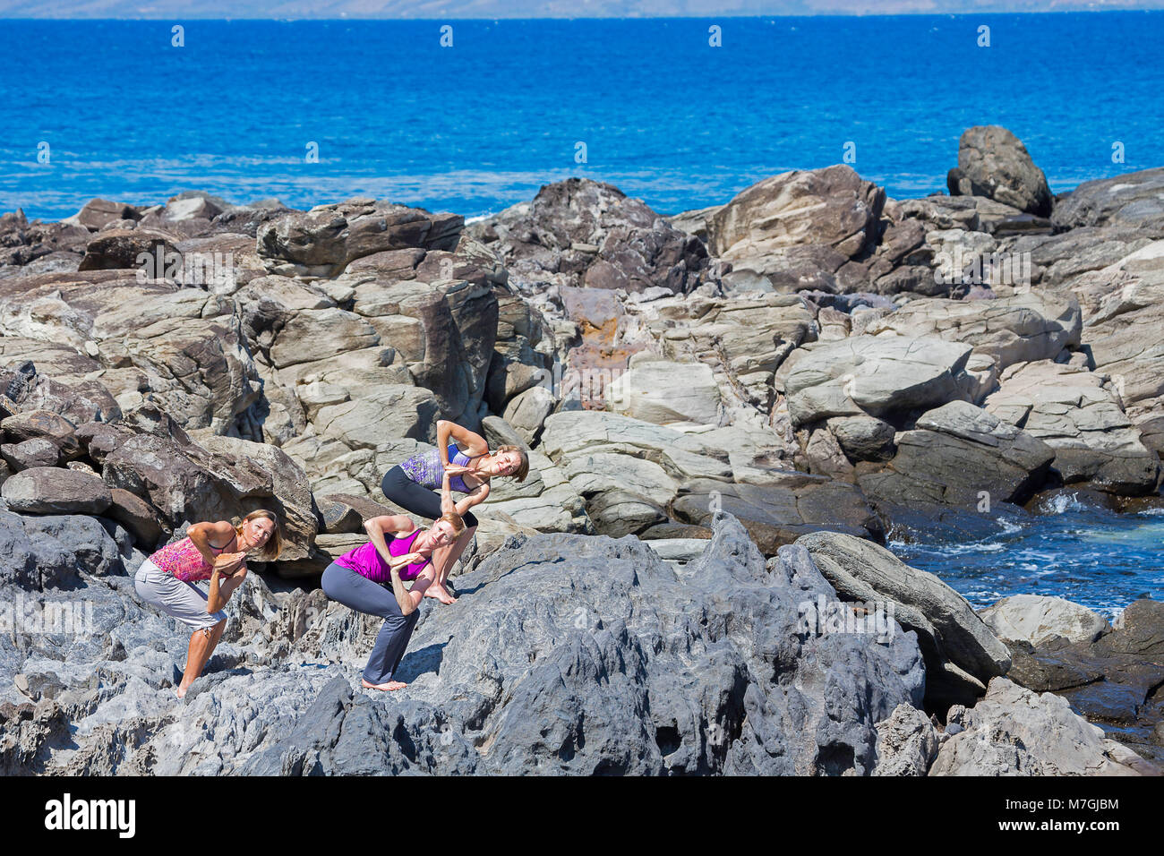 Drei Frauen (HERR) Vor der Ozean in einem Yoga Position, Kapalua Bay, Maui, Hawaii, USA. Stockfoto
