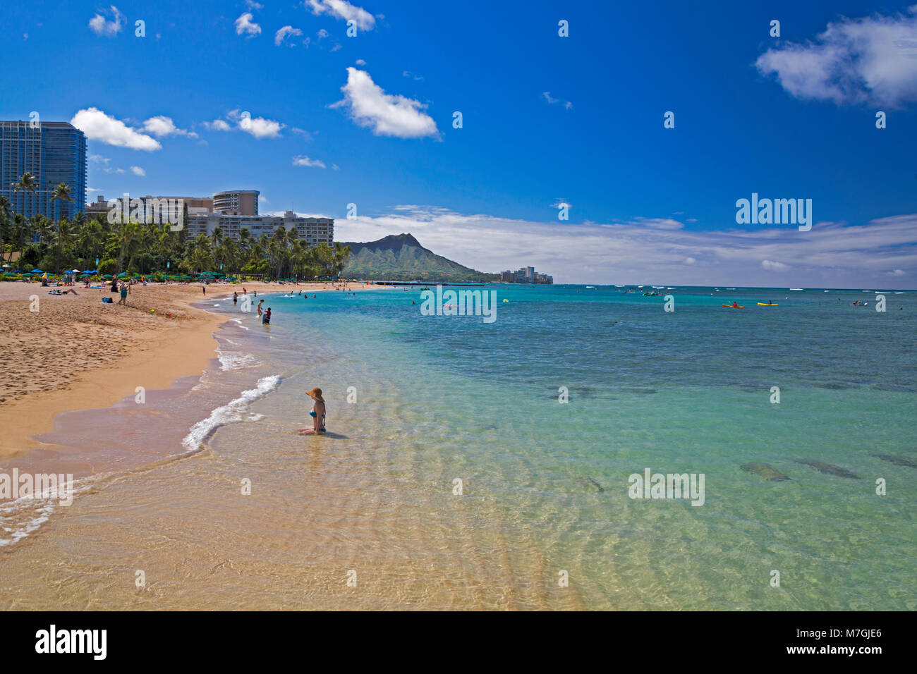 Touristen, Waikiki Beach und Diamond Head, Oahu, Hawaii. Stockfoto