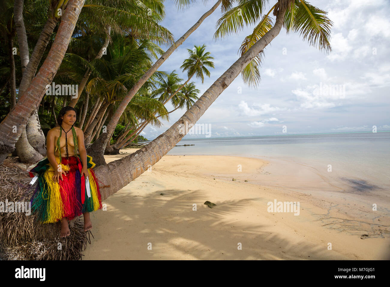 Dieses junge Mädchen (MR) ist in einem traditionellen Outfit für kulturelle Zeremonien auf der Insel Yap in Mikronesien. Stockfoto