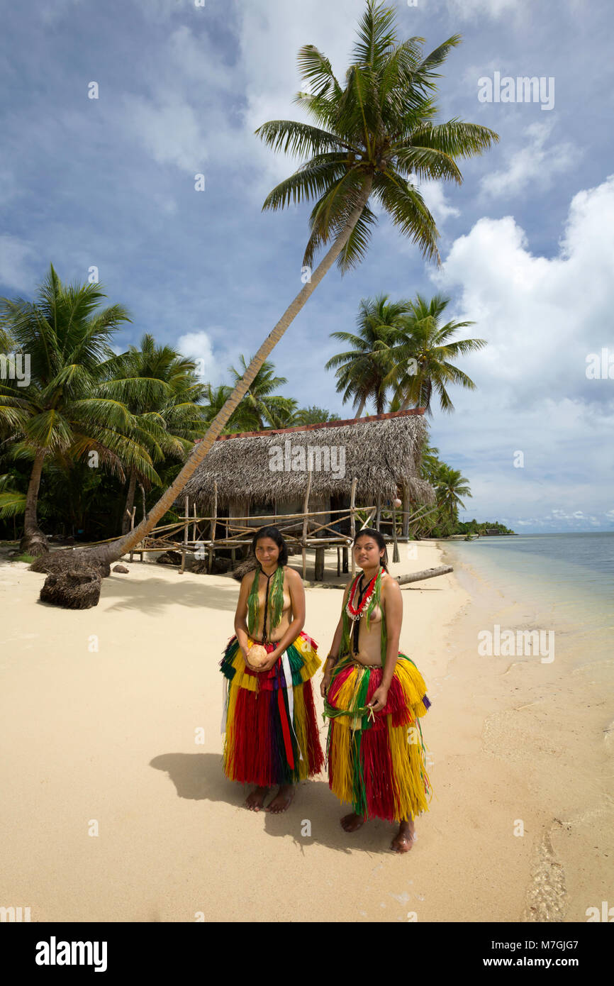 Diese jungen Mädchen (MR) sind im traditionellen Outfit für kulturelle Zeremonien auf der Insel Yap in Mikronesien. Stockfoto