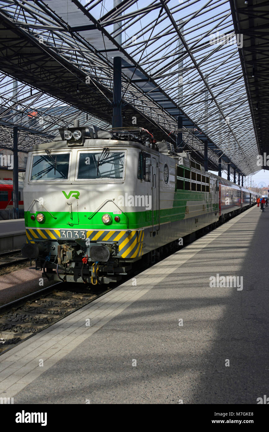 Sr1 Klasse E-Lok auf der Plattform nach Ankunft am Bahnhof von Helsinki Stockfoto