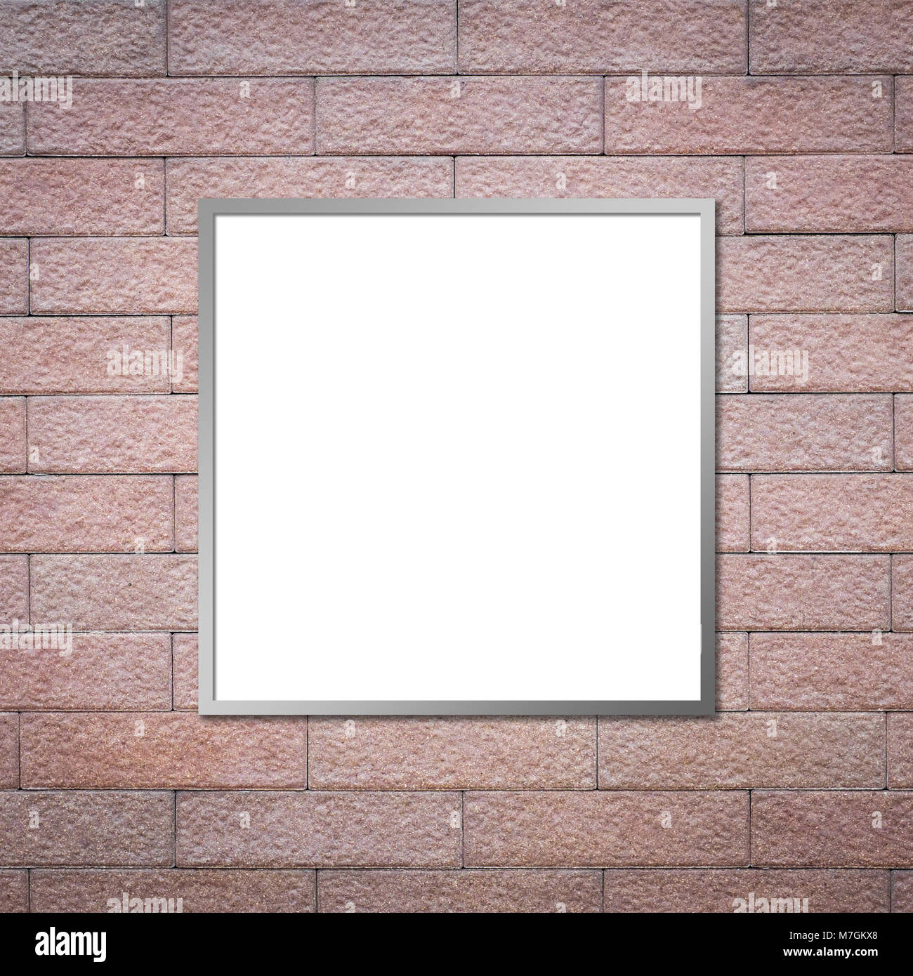 Weißes leeres Quadrat Anschlagtafel auf Red brick wall für die Werbung. Stockfoto