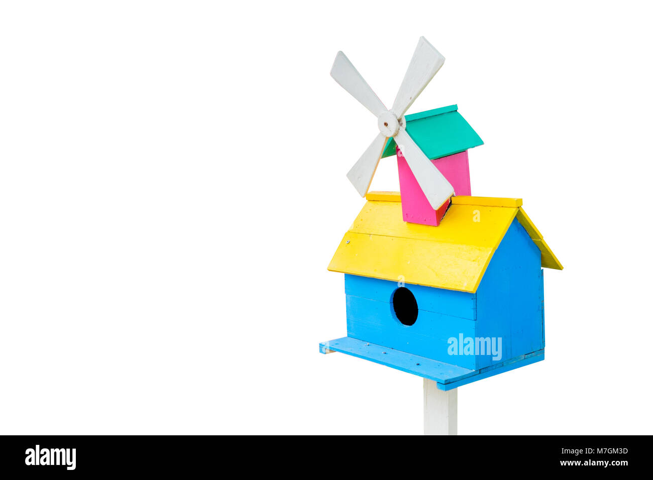 Bunter Vogel Haus isoliert. Blue House, gelben Dach und weißen wind turbine. Für Außen- und Gartendekoration. Stockfoto