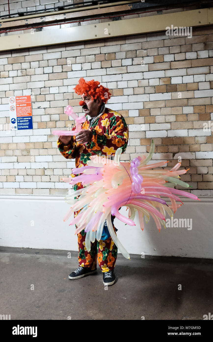 Ein seltsamer Ballon - Clown in der Unterführung zum Natural History Museum in London. Stockfoto