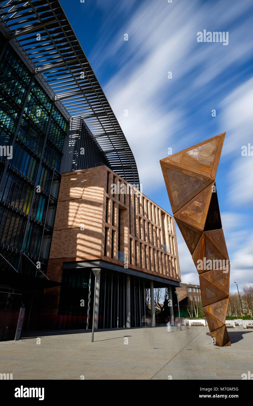 Conrad Shawcross: Paradigma Skulptur außerhalb des Francis Crick Institut von St Pancras Station in London. Stockfoto