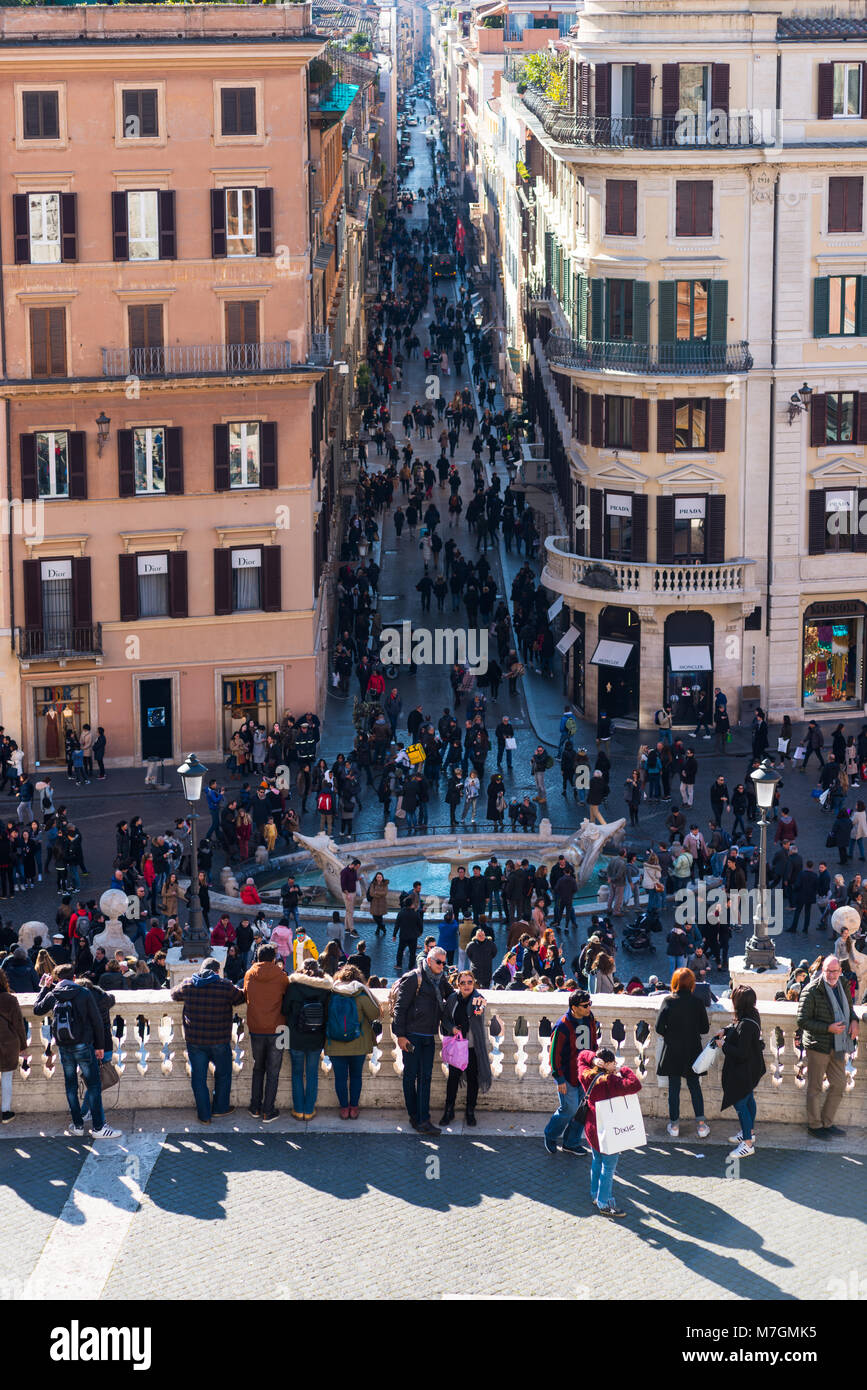 Auf der Suche nach unten von der Piazza Trinità dei Monti oberhalb der Spanischen Treppe. Rom. Latium. Italien. Stockfoto