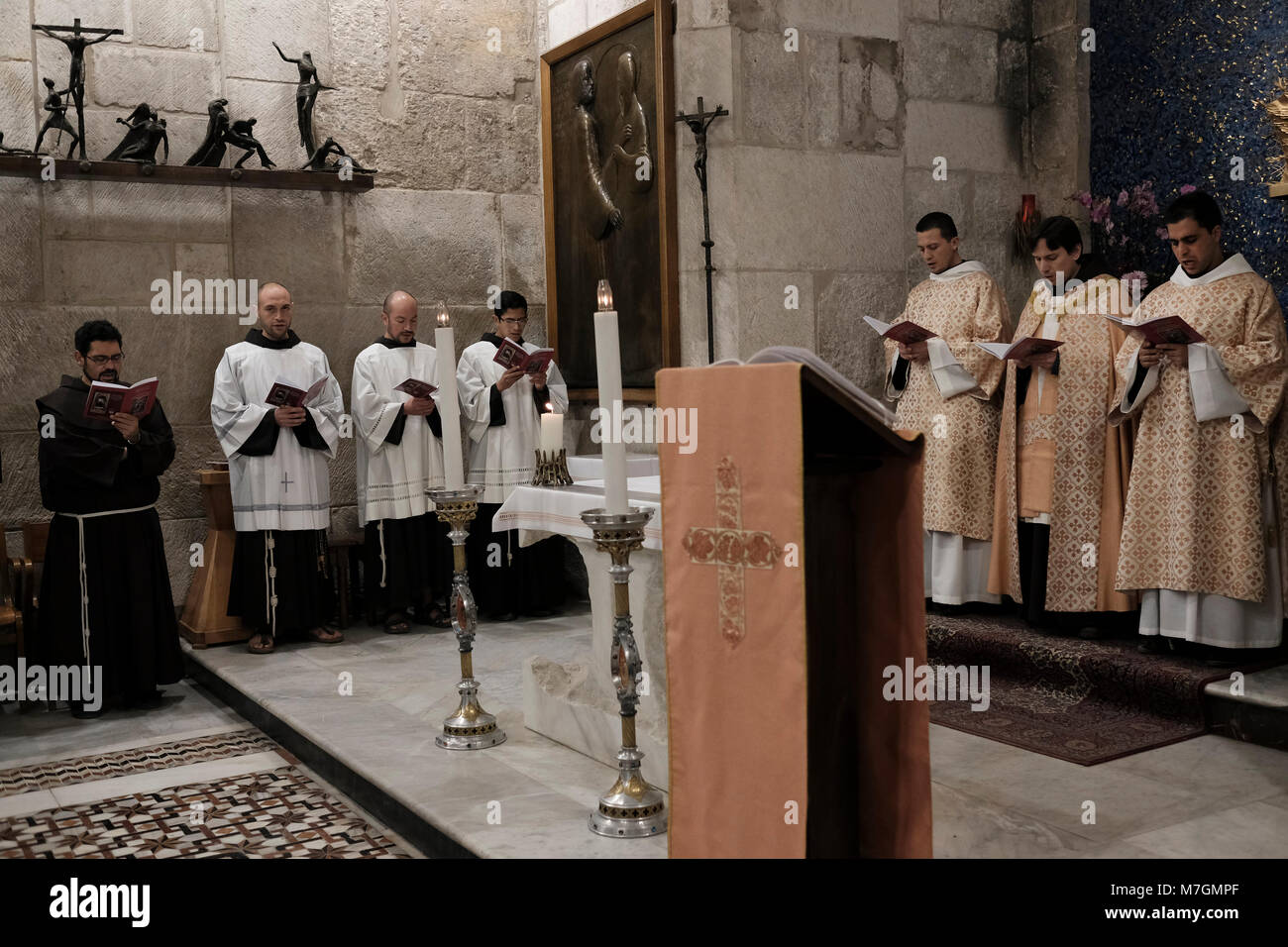 Franziskaner singen Vesper in der Römisch-katholische Kapelle des Allerheiligsten oder die Kapelle der Erscheinung Jesu zu seiner Mutter in der Kirche des Heiligen Grabes in der alten Stadt Jerusalem Israel Stockfoto