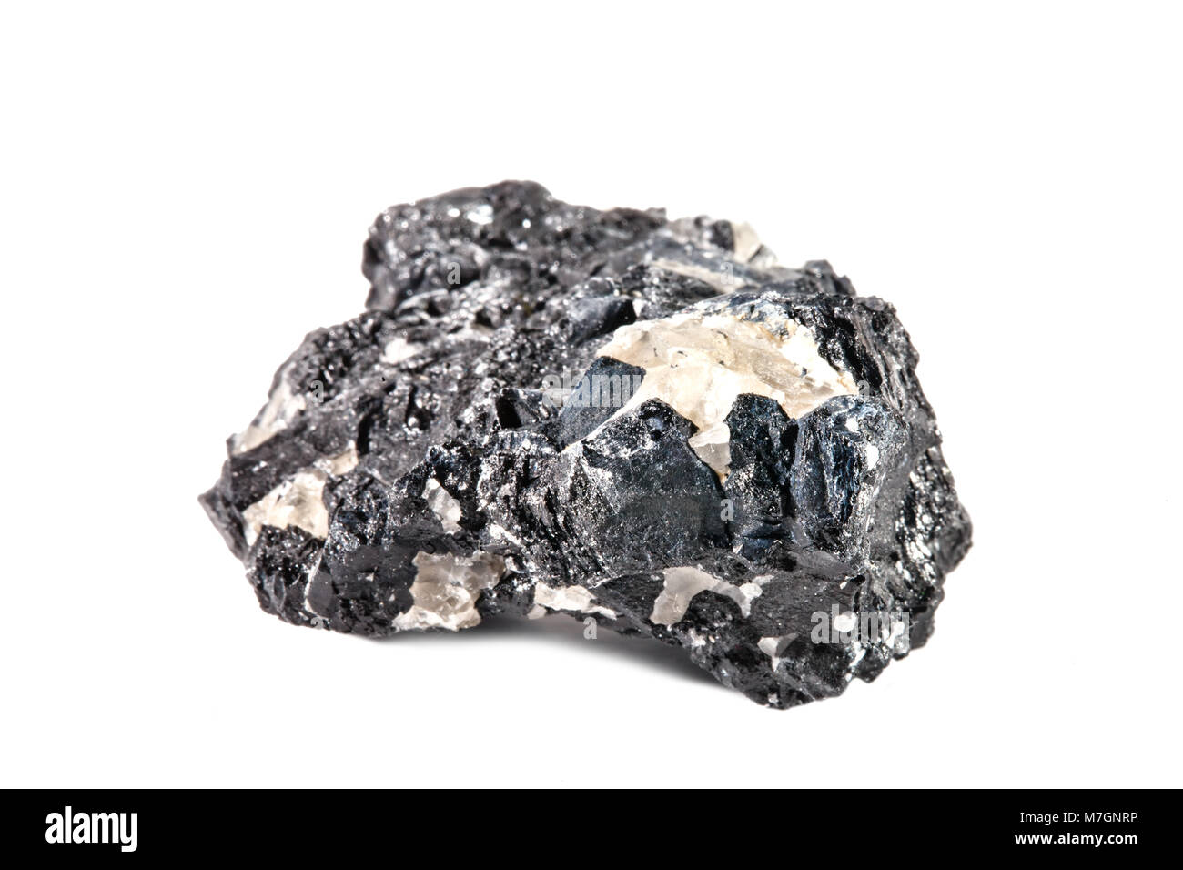 Makroaufnahmen von natürlichen Edelstein. Raw mineral schwarzer Turmalin, Madagaskar. Isoliertes Objekt auf einem weißen Hintergrund. Stockfoto