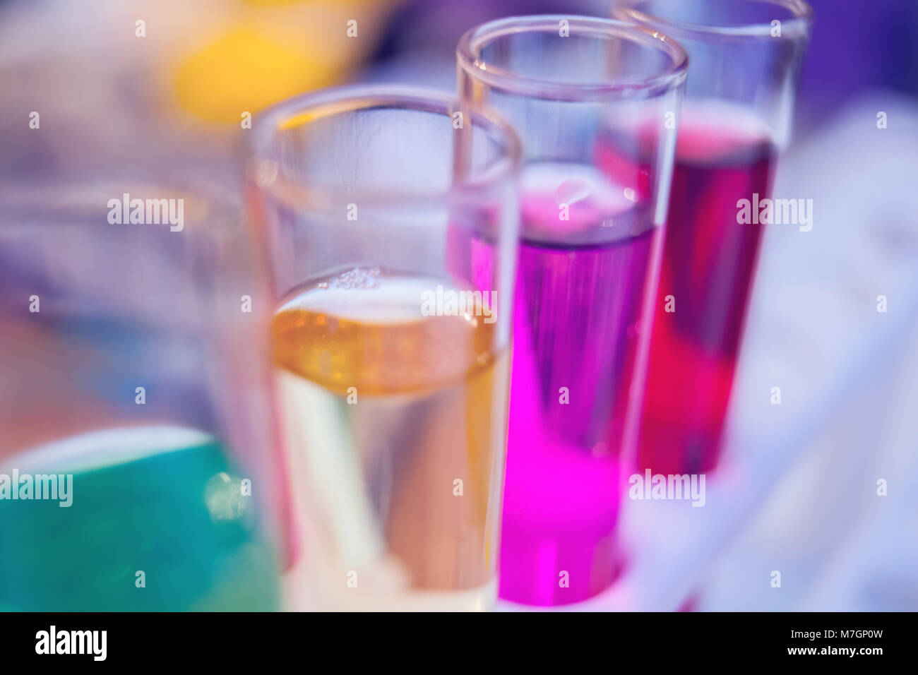 Labor Rohr wird von Wissenschaftlern und Studenten für die Analyse und Untersuchung in chemischen Laboratorien für die Forschung verwendet, Experimente in der Wissenschaft, Bildung d Stockfoto