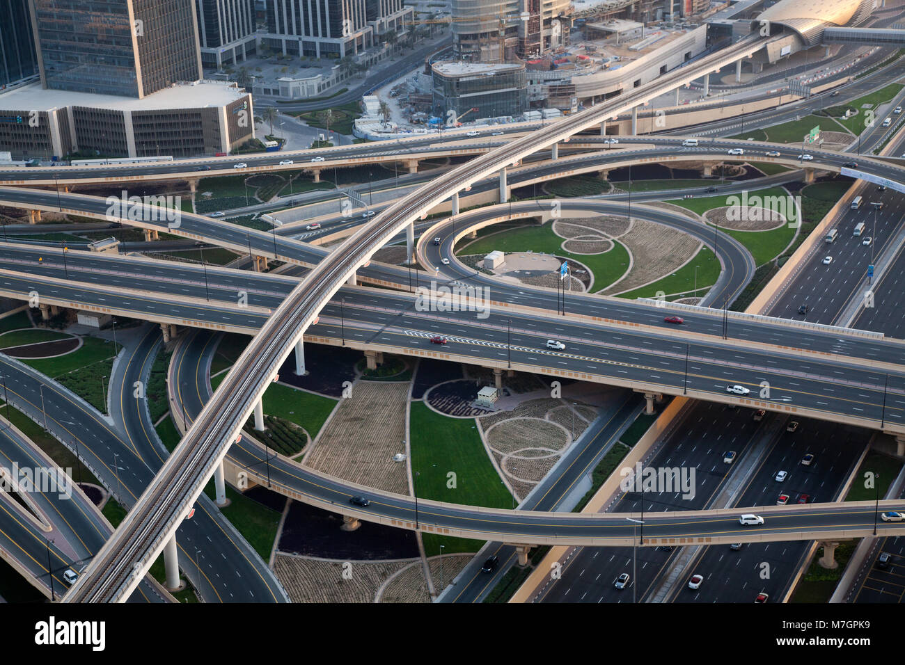DUBAI, VAE - Februar 2018: Verkehr auf einer belebten Kreuzung an der Sheikh Zayed Highway Stockfoto