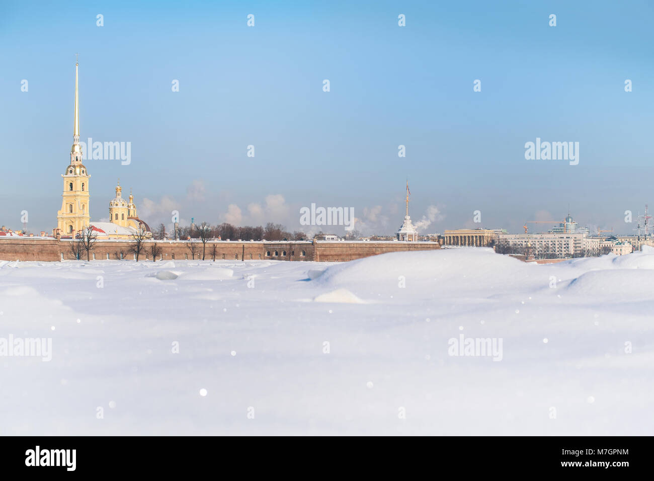 Winter Panorama von Peter und Paul Festung und Eis auf der Newa am sonnigen Tag. St. Petersburg, Russland Stockfoto