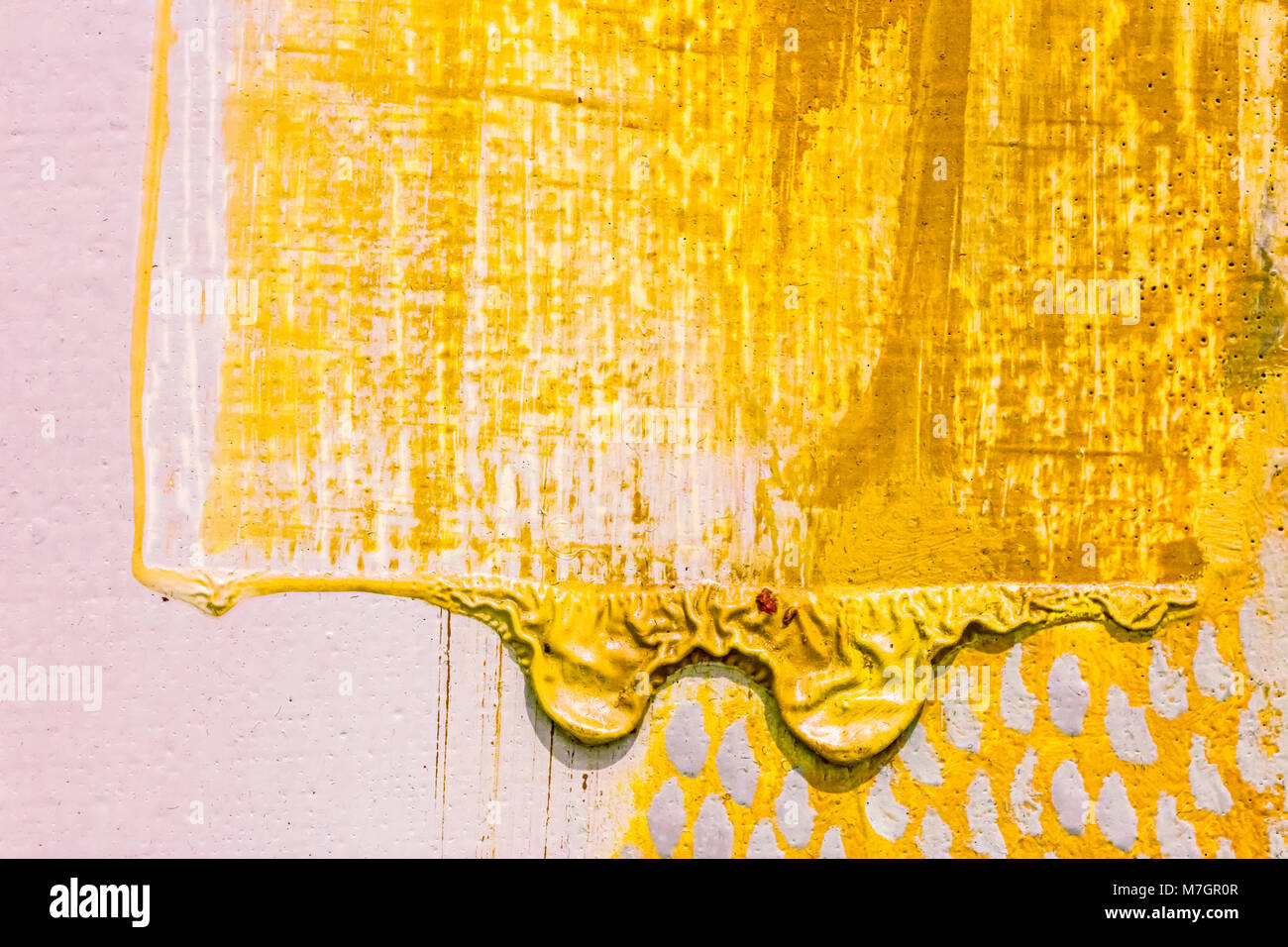 Gelbe Farbe Flecken auf der weissen Leinwand Hintergrund, Kunst Abstrakte Malerei Stockfoto