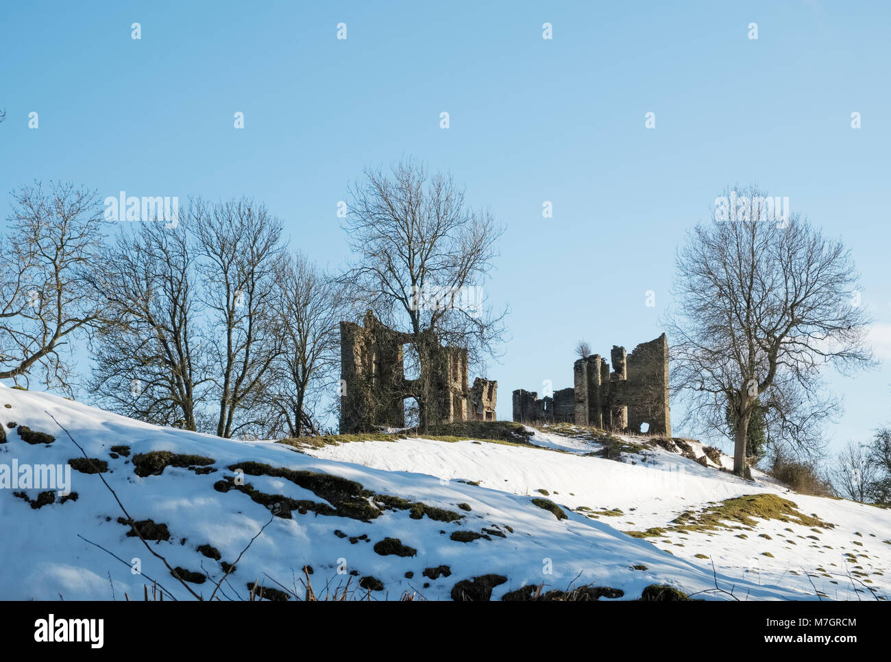 Die Ruinen von Stapleton Castle (Herefordshire) in der Nähe von Presteigne, Powys, Großbritannien, in der Winterlandschaft zu sehen Stockfoto