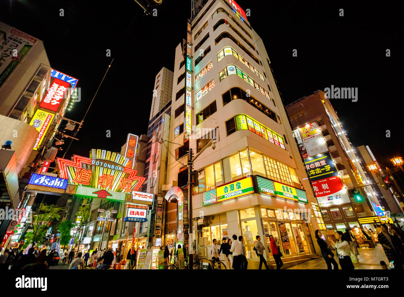 Osaka, Japan - 29. April 2017: Helles Neon von Dotonbori Schild am Eingang in Dotonbori Street, Namba Viertel. Es ist eine der wichtigsten touristischen Destinationen in Osaka, Japan. Nacht Szene. Stockfoto