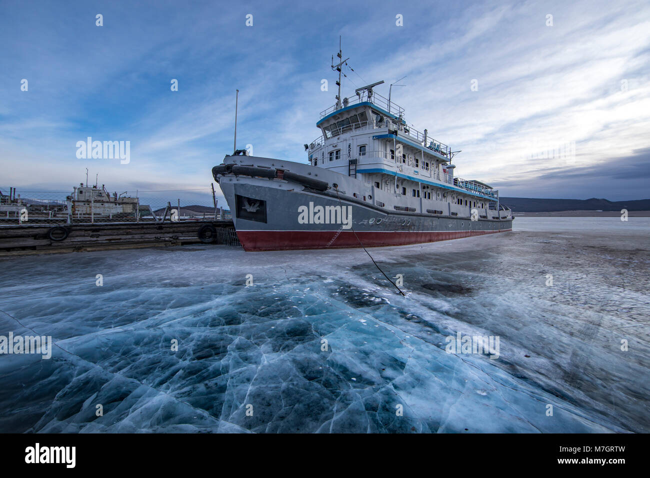 Boot in Eis in einem gefrorenen See Khuvsgul im Norden der Mongolei gesperrt Stockfoto