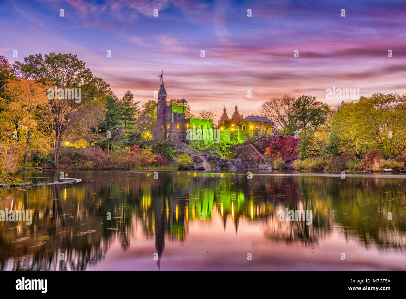 New York, New York am Schloss des Central Park und Teich während einer Herbst Dämmerung. Stockfoto