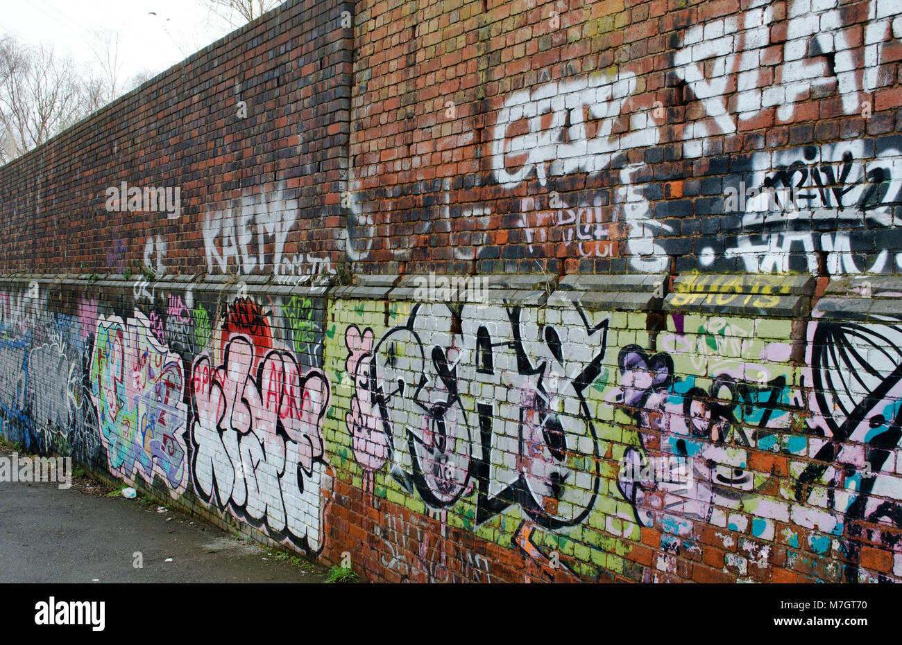 Wand Graffiti durch den Kanal in Birmingham Stockfoto