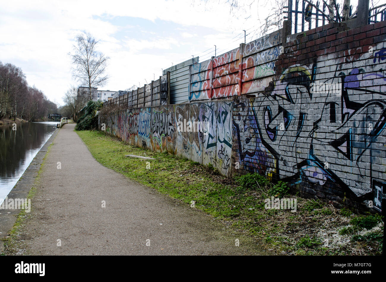 Graffiti an der Wand entlang der Birmingham canal Stockfoto