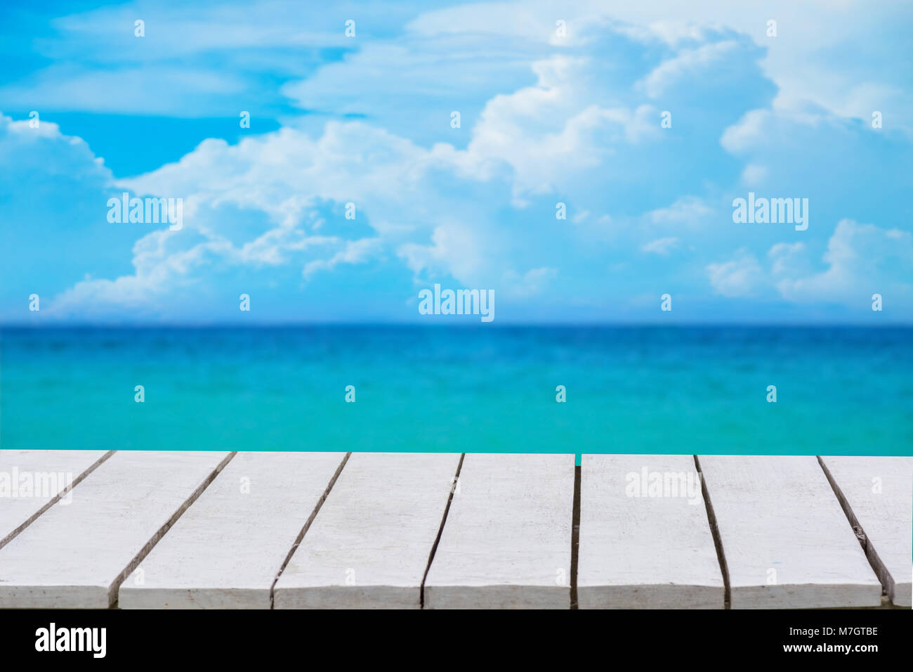 Blauer Hintergrund mit selektiven Fokus. Hat ein Bokeh auf weißem Holzfußboden. Leere Tabelle leeren Raum Holz- Tabelle leer Holzboden Nach verwischt Blau Stockfoto