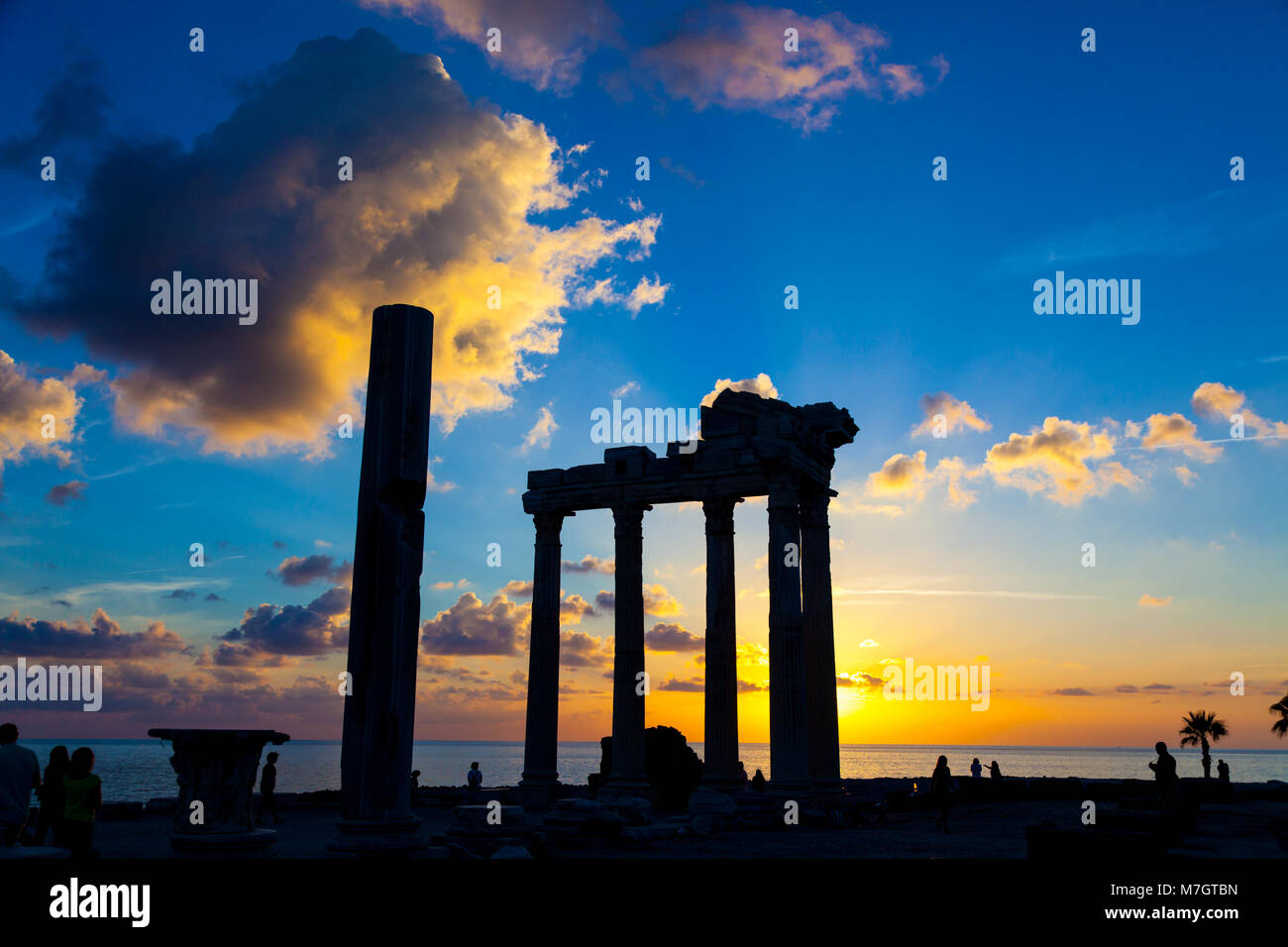 Ruinen einer antiken römischen Tempel bei Sonnenuntergang Stockfoto