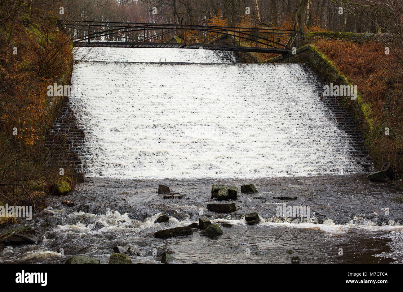 Umfangreiche Wehr mit weißen Wasserfällen, tockholes Holz, Holz, Roddlesworth Tockholes, Darwen, Lancashire, England. Stockfoto