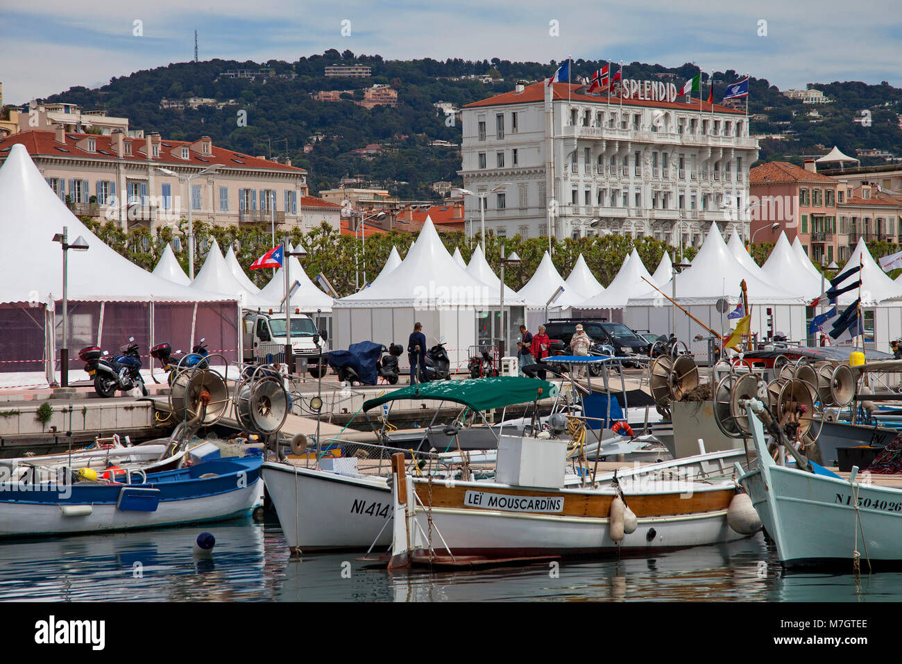 Fischerboote am alten Hafen Vieux Port und der Altstadt Le Suquet, Cannes, Côte d'Azur, Südfrankreich, Frankreich, Europa Stockfoto