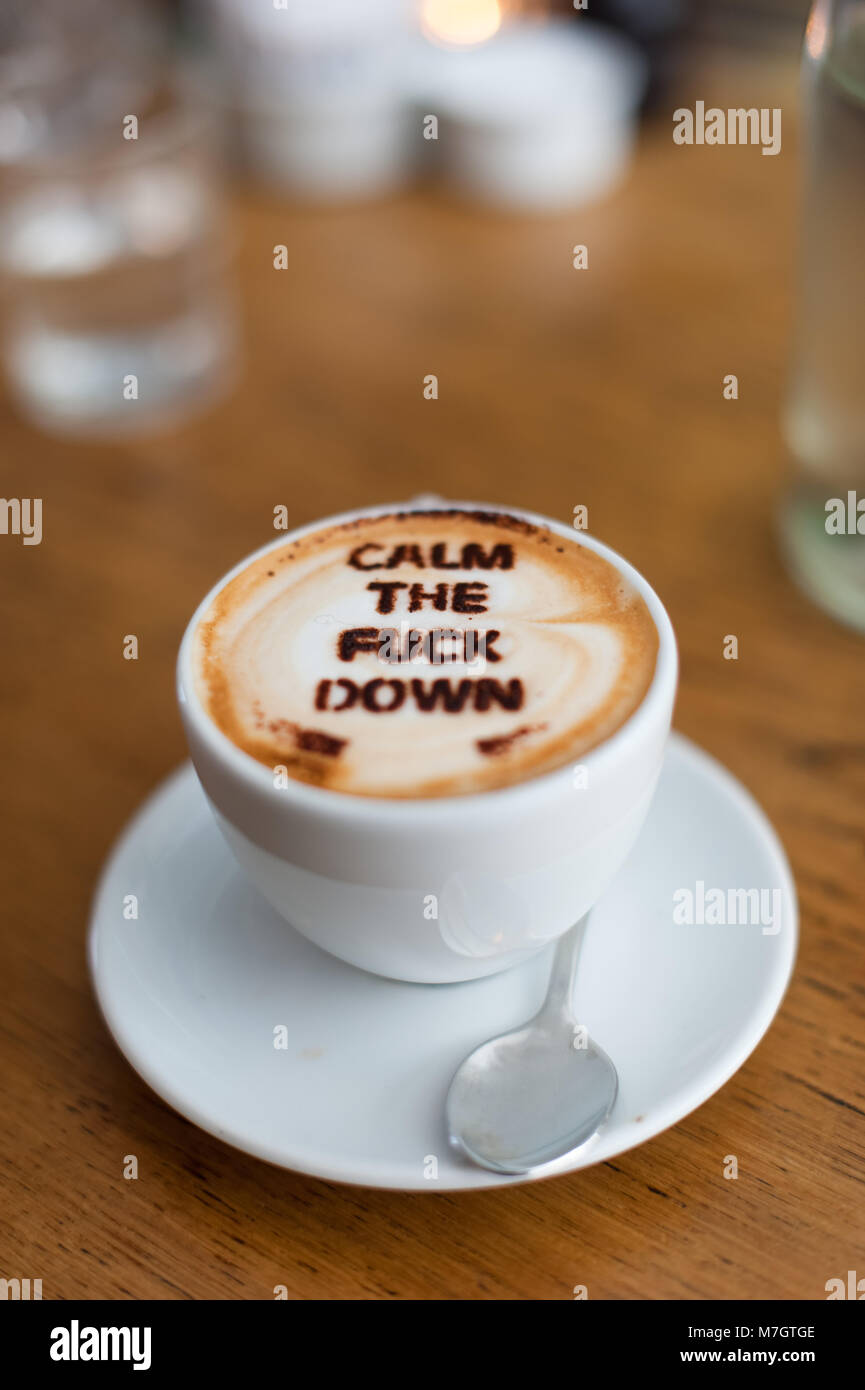 Kaffee mit einer Nachricht. Text auf den Kaffee. Stockfoto