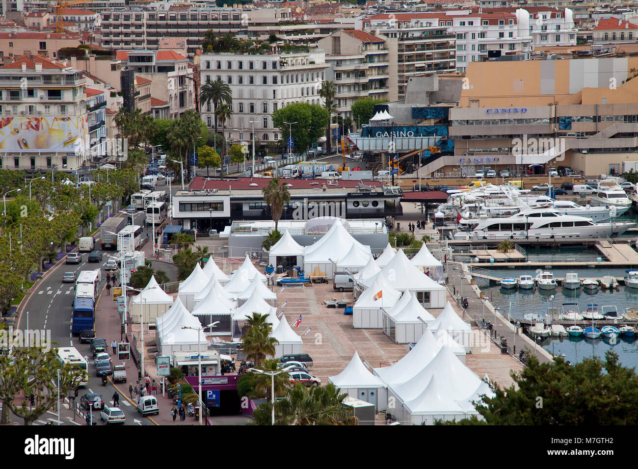 Blick vom Mont Chevalier am Boulevard La Croisette mit Pavillons der Film Festival und den alten Hafen Vieux Port, Cannes, Côte d'Azur, South Franc Stockfoto
