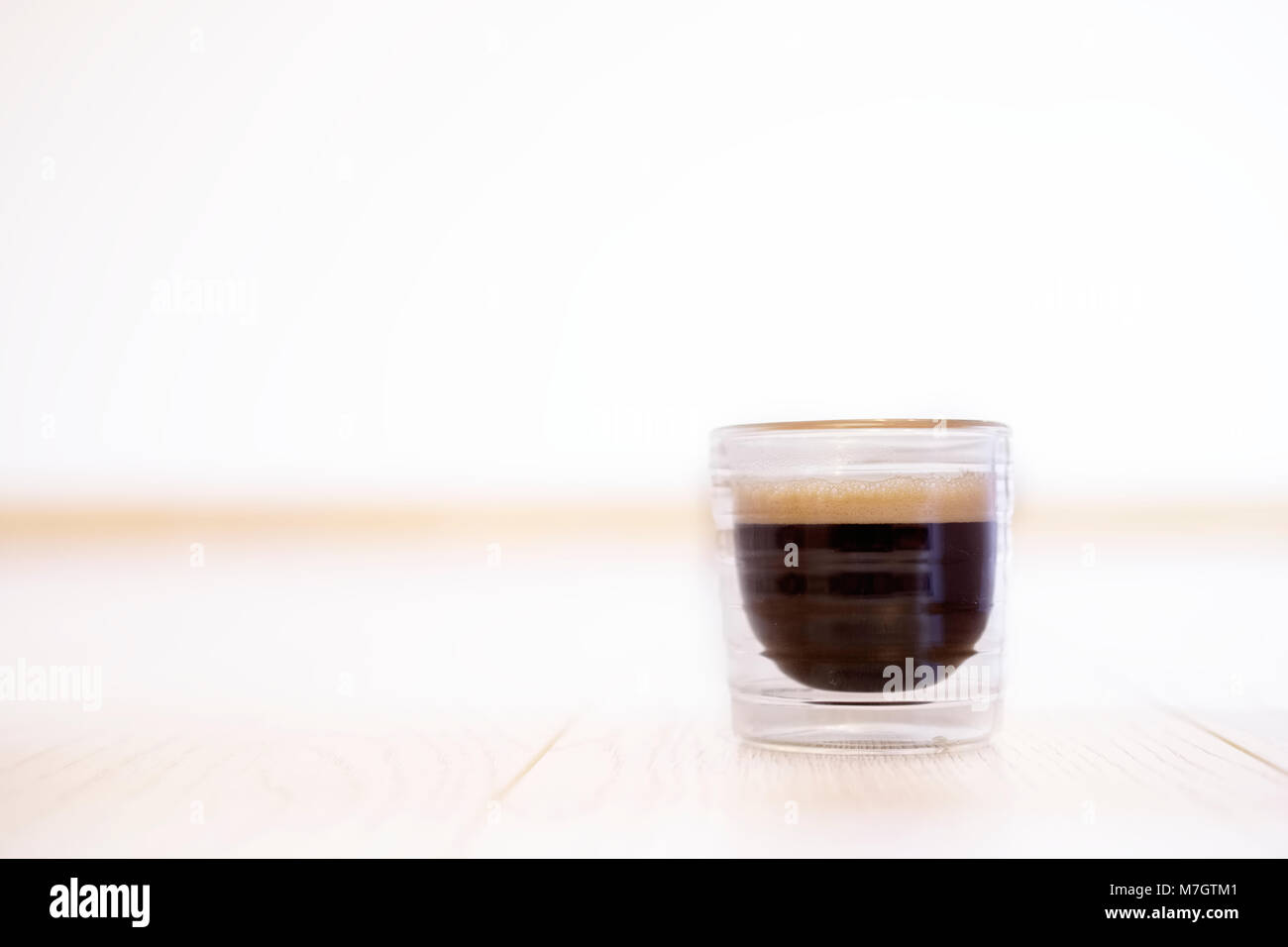 Espresso in Glas verschwommen einfachen Hintergrund einer einzigen heißen Kaffee trinken Stockfoto