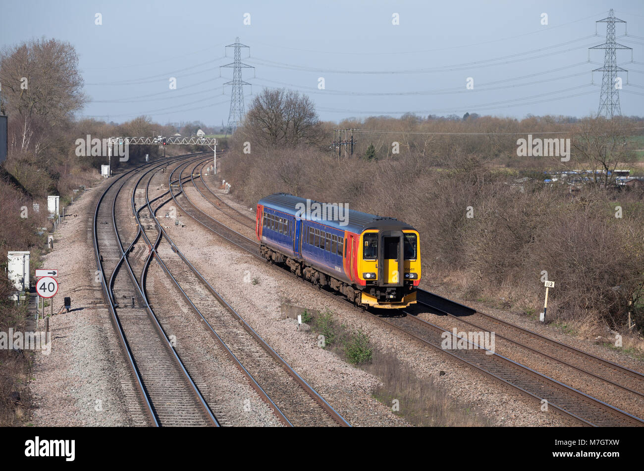 Einer Postkutsche East Midlands Trains Class 156 Sprinter Zug auf der Midland Main Line an der Universität Loughborough Stockfoto