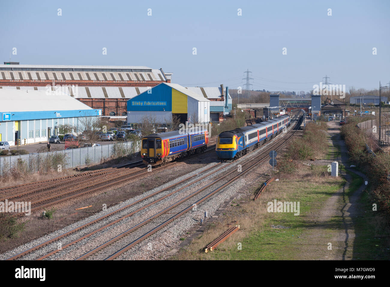 East Midlands Trains Intercity 125 und Klasse 156 Sprinter Züge an der Universität Loughborough in der Midland Main Line. Stockfoto