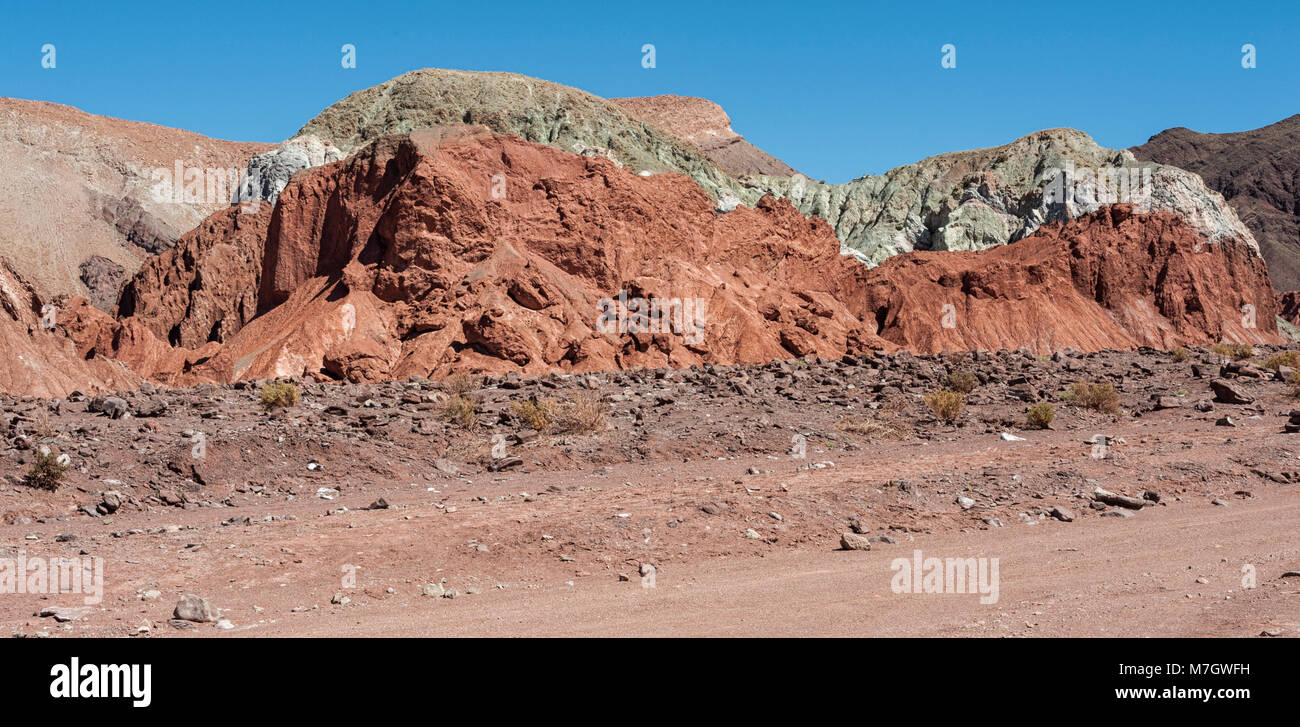 Rainbow Tal (Valle Arcoiris), in der Atacama-wüste in Chile. Das mineralische Reich Felsen der Domeyko Gebirge geben das Tal der vielfältigen Farben Stockfoto